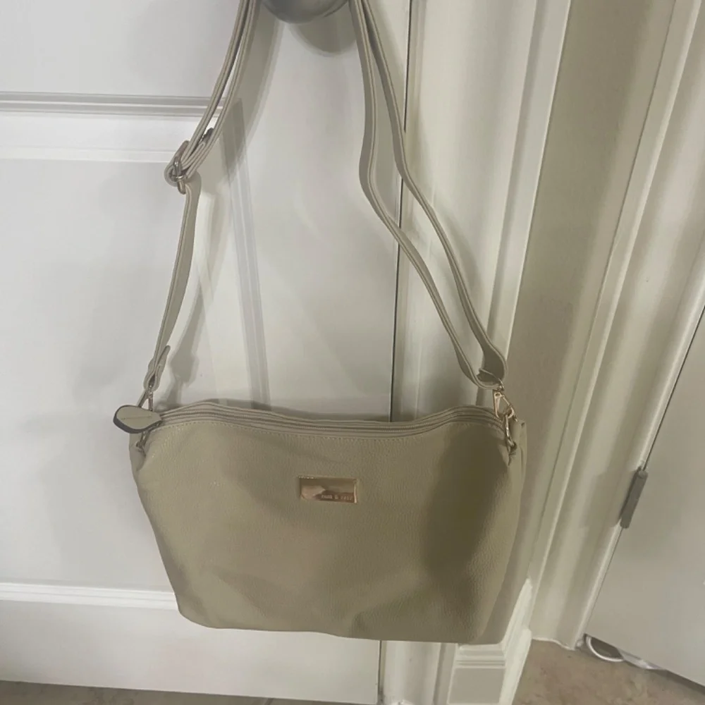 Purse - Picture 2 of 3